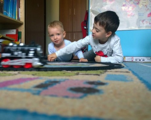 Corneluș și Darius joaca cu trenulețul