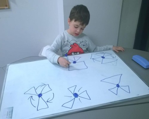 www.corneluș desenează triunghiuri după ce și le-a imaginat în minte- www.cornel.fatulescu.ro 3
